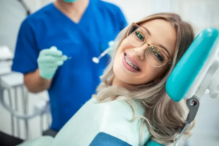 Clarear os dentes usando aparelho: dá ou não?