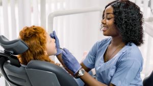 Suba na carreira de auxiliar de dentista com essas 4 dicas