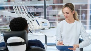 Como conseguir a certificação em auxiliar de dentista?