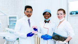 Qual a faixa salarial de um auxiliar de saúde bucal?