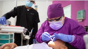 O que preciso para me tornar um auxiliar de saúde bucal?