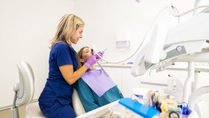 Trabalha informalmente como Auxiliar de saúde bucal (ASB)? Veja o que pode acontecer em caso de fiscalização