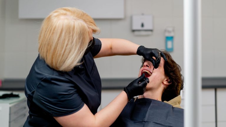 Aparelho ortodôntico de porcelana compensa?