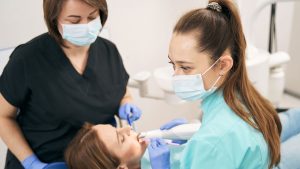 ASB e regularização da profissão: descubra quanto tempo você precisa para ter o seu registro de Auxiliar de Saúde Bucal em mãos