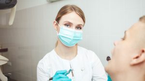 Já trabalho como auxiliar de dentista, por que tenho de fazer um curso?