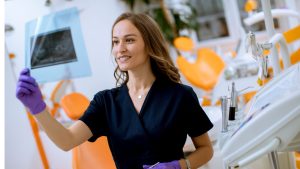 Curso de Auxiliar de Saúde Bucal: aulas online X sala de aula