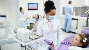 Trabalhar como auxiliar de dentista não deve ser difícil. Leia essas dicas!