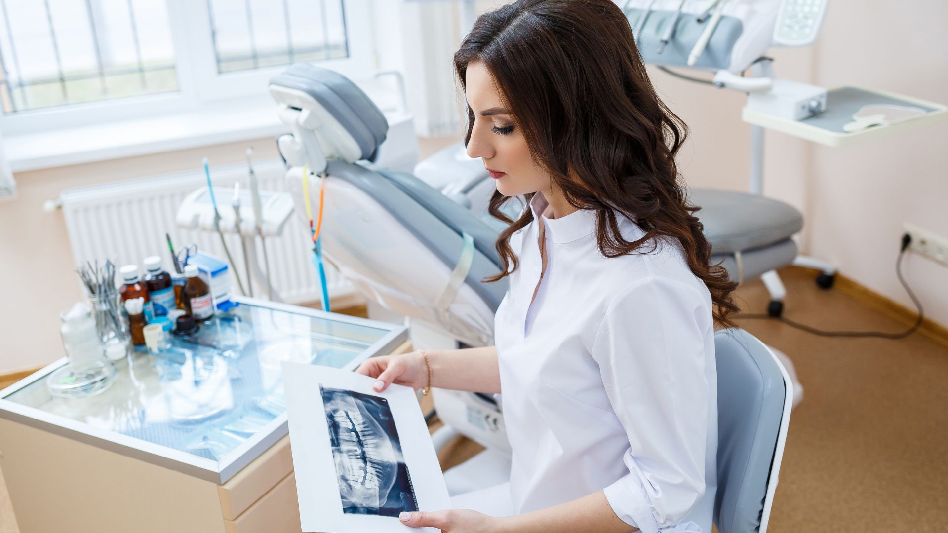 Instrumentação Cirúrgica em Odontologia: Papel do ASB em Exodontias