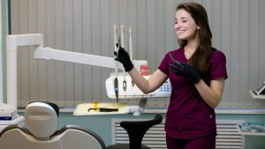 Quais os cursos para auxiliar de dentista que existem?