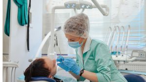 Curso online de Auxiliar de Saúde Bucal (ASB) ajuda a melhorar atendimento no consultório. Saiba por quê.