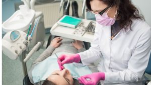 Mora no interior? Saiba como investir na carreira de auxiliar de dentista sem sair de casa