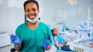 Acreditar nestes 4 mitos sobre auxiliar de dentista impedem você de crescer na carreira
