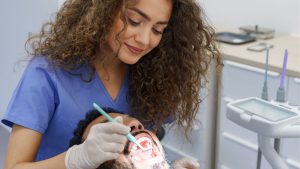 Como escolher uma escola de auxiliar de dentista que atenda suas necessidades