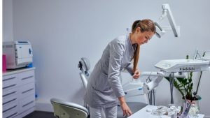Como o ASB deve ajudar na redução de problemas infecciosos em uma cirurgia odontológica