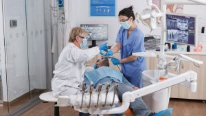 Com o curso online de Auxiliar de Saúde Bucal (ASB) posso trabalhar em quais clínicas odontológicas?