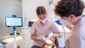 Como estudar pela internet para ser auxiliar de dentista