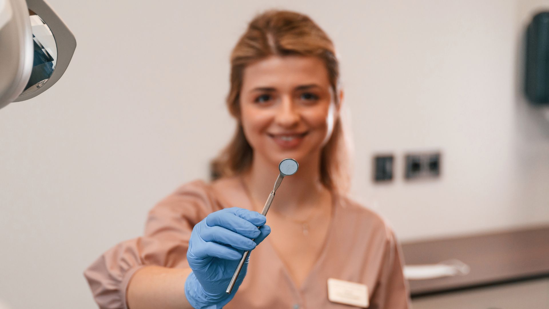 Sou punido se a fiscalização me pegar trabalhando irregularmente como auxiliar de dentista?