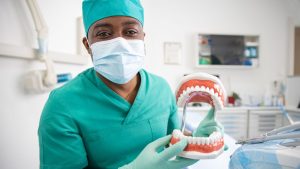 Qual a função do CRO para o Auxiliar de Saúde Bucal?