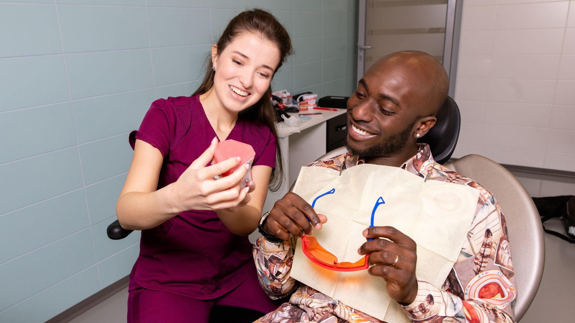 3 dicas para cobrar dos pacientes o pagamento pelo instrumentador em procedimentos odontológicos