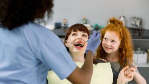 Como um ASB ajuda no trabalho de um cirurgião dentista?
