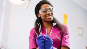 Quais as vantagens para um ASB que faz curso de instrumentação odontológica?