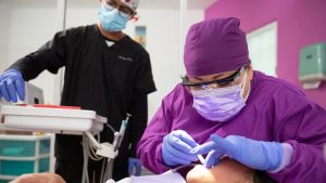 Posso atuar como ASB enquanto faço o curso?