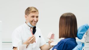 Qual o papel do CFO para o Auxiliar de Saúde Bucal?