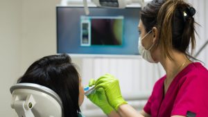 Como reconhecer os melhores cursos de auxiliar de saúde bucal?