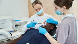 Auxiliar ou técnico de saúde bucal: Qual escolher?