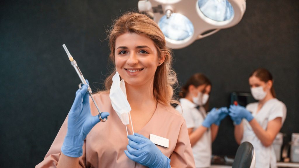 Suba na carreira de Auxiliar em saúde bucal com essas 4 dicas