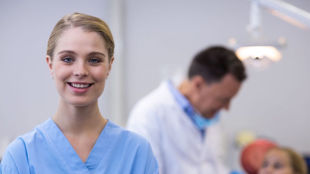Cigarro faz mal pra boca: veja 3 motivos pra parar de fumar
