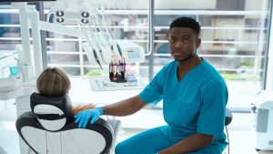 Você escova a língua? Saiba o que a falta desse hábito pode acarretar