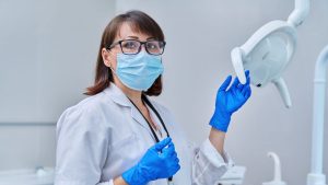 O que faz o Auxiliar de Saúde Bucal antes, durante e depois da consulta?