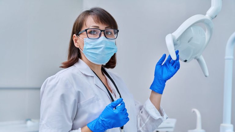 O que faz o Auxiliar de Saúde Bucal antes, durante e depois da consulta?