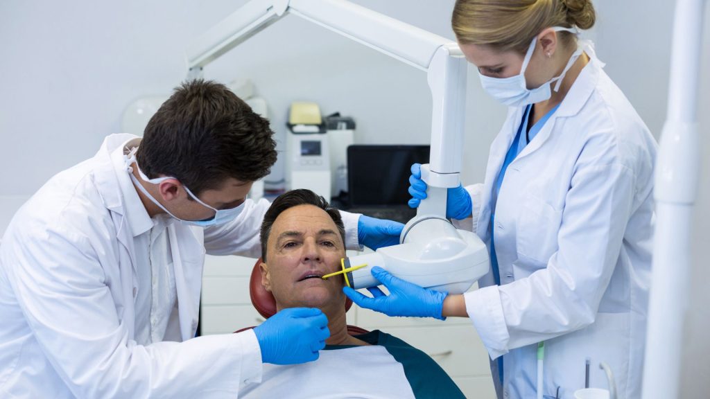 O que escurece os dentes?