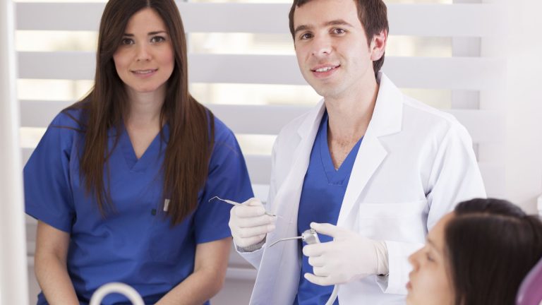 Como ser auxiliar de dentista em três passos