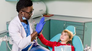 Dividir a escova de dente pode?