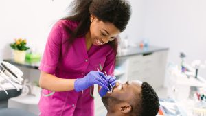 Instrumentação cirúrgica em odontologia: 5 dúvidas sobre o curso