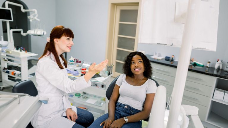 Certificação de auxiliar de dentista: veja como conquistá-la