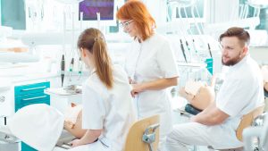 Por que o auxiliar de dentista deve usar uniforme?