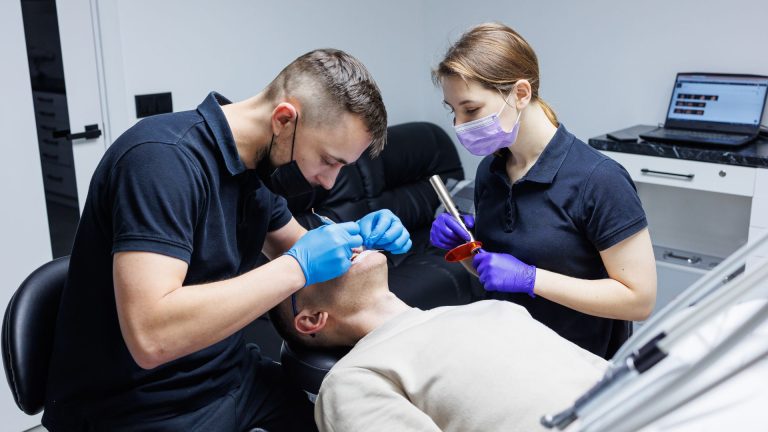 Quando passar o fio dental: antes ou depois de escovar os dentes?