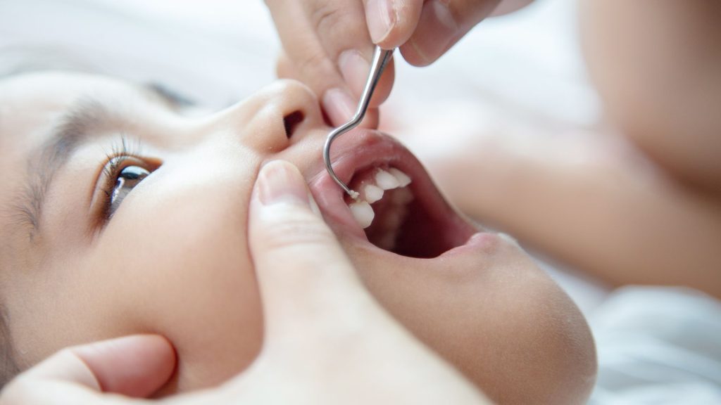 O que devo fazer para trabalhar regularmente como auxiliar de dentista?