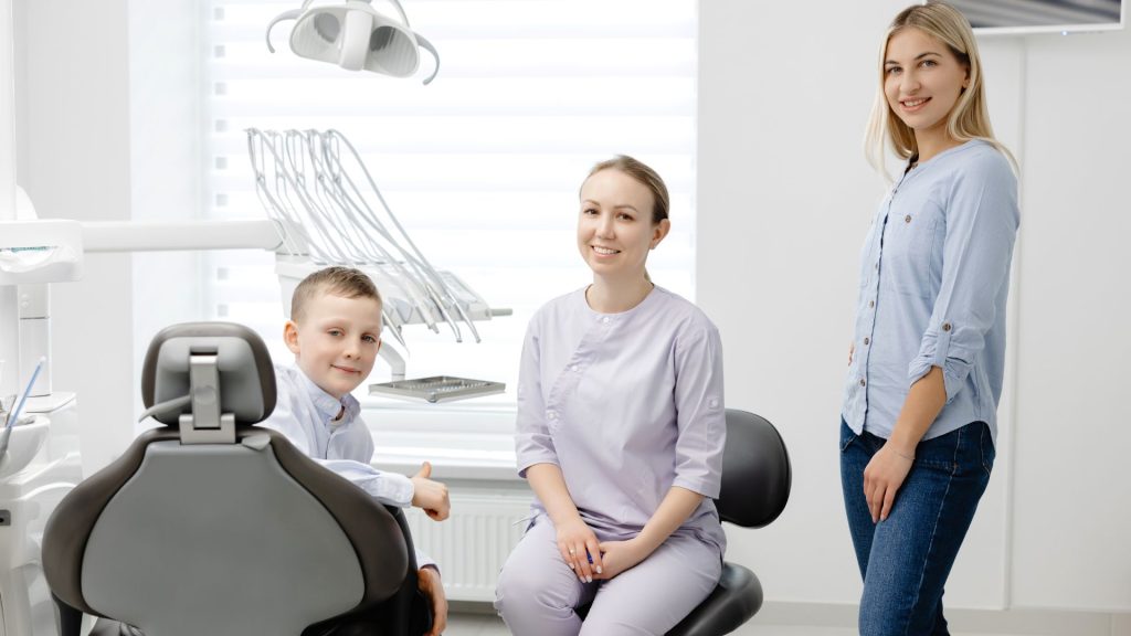 Como o dentista e o ASB podem distrair as crianças na consulta