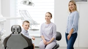 Como o dentista e o ASB podem distrair as crianças na consulta