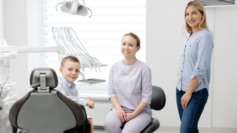 Como o dentista e o ASB podem distrair as crianças na consulta