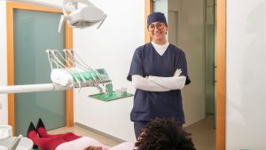 16 concursos para auxiliar de dentista com inscrições abertas em janeiro