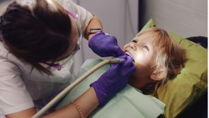 5 dicas de como manter o sorriso saudável na praia