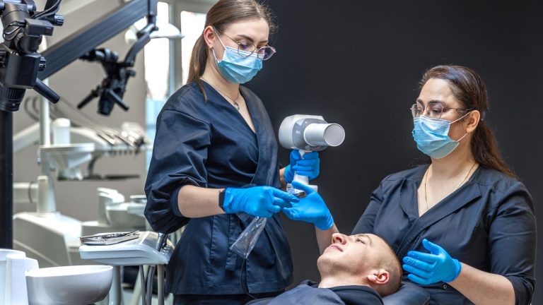 Como o ASB deve atender ao telefone no consultório?