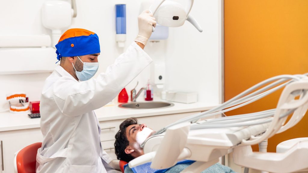 Posso atuar como auxiliar de dentista enquanto faço o curso de formação?