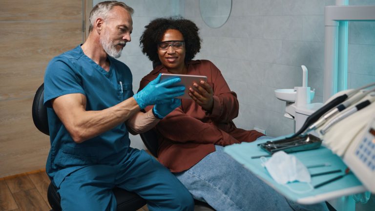 Como o auxiliar de dentista deve agir no atendimento ao público